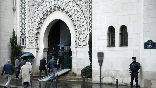 Un policía galo vigila a las puertas de la Gran Mezquita de París a la llegada de varios musulmanes, cuya presencia es cada vez más común en las calles de la capital francesa, antes del rezo de los viernes