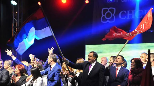 El presidente de la entidad serbosnia agita una bandera en un acto con simpatizantes en Pale, Bosnia