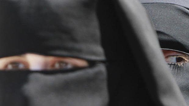 Dos mujeres ataviadas con «niqab» o velo islámico