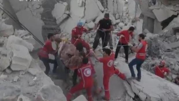 Un trabajador de los cascos blancos se derrumba al rescatar un bebé de 30 días tras un bombardeo en Siria