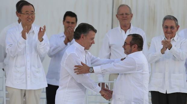 Juan Manuel Santos y «Timochenko», tras firmar el acuerdo de paz el pasado lunes en Cartagena de Indias
