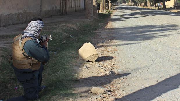 Un policía afgano se prepara para la defensa de Kunduz