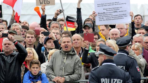 Un grupo de manifestantes protesta contra Merkel en Dresde