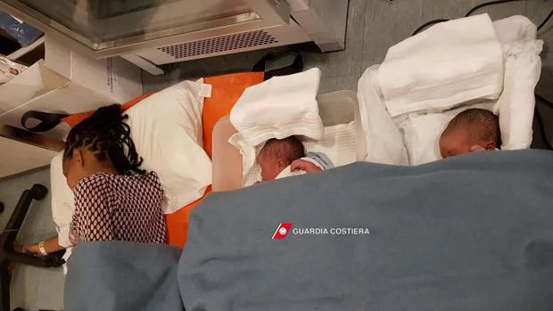 Fotografía facilitada por la Guardia Costera de Italia que muestra a una madres y sus bebés descansando tras ser rescatados en el Mar Mediterráneo