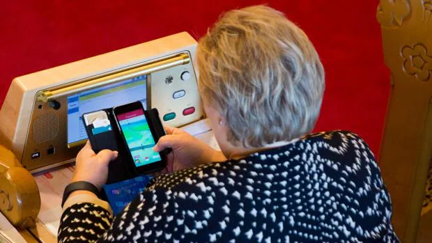La primera ministra noruega juega a Pokémon Go durante un debate en el Parlamento