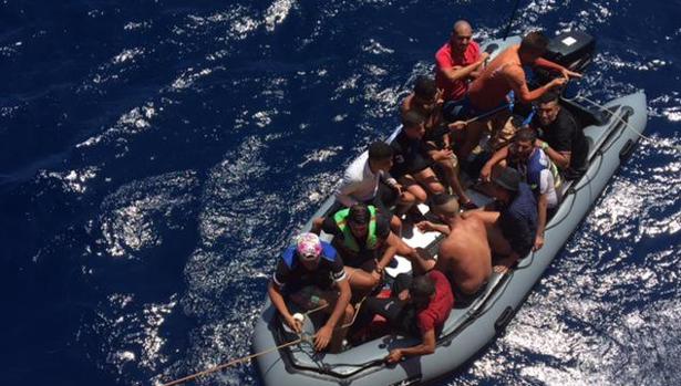 Patera con inmigrante interceptada en el Mediterráneo