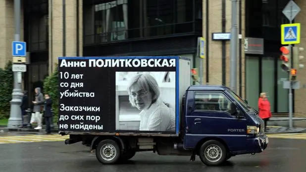 Furgonetas con el rostro de la reportera asesinada circulando por Moscú