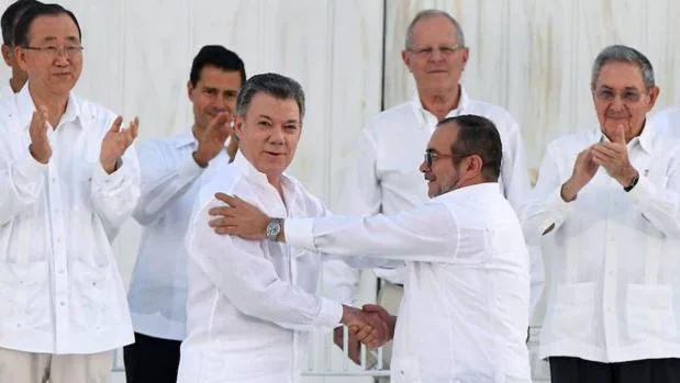 Juan Manuel Santos junto a Timoleón Jiménez «Timochenko», en la ceremonia del 26 de septiembre