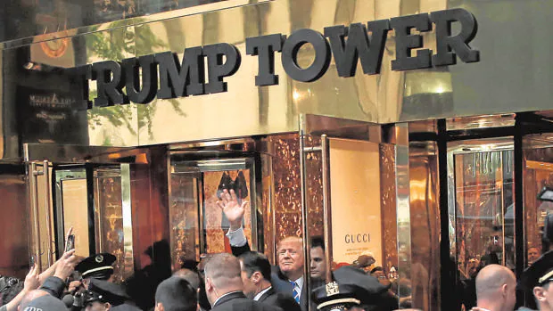 Donald Trump saluda a sus simpatizantes a la entrada de la «torre Trump»