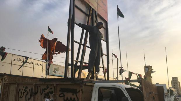 Un espantapájaros en un patíbulo colocado por Daesh en Sirte (Libia), donde suele ejecutar a prisioneros