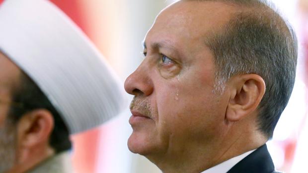 Erdogan llora durante la apertura de la reunión islamista en Ankara