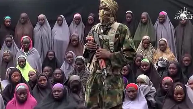 Un terrorista de Boko Haram junto a un grupo de niñas secuestradas en Chibok