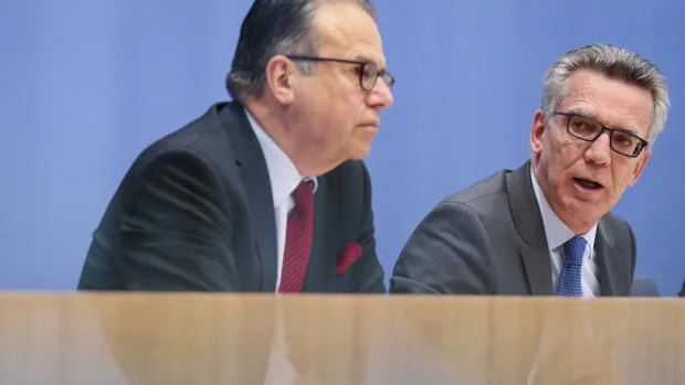 El director de la Oficina Federal de la Migración y de los Refugiados de Alemania (BAMF), Frank-Jürgen Weise (i), y el ministro del Interior alemán, Thomas de Maiziere, ayer, durante una rueda de prensa