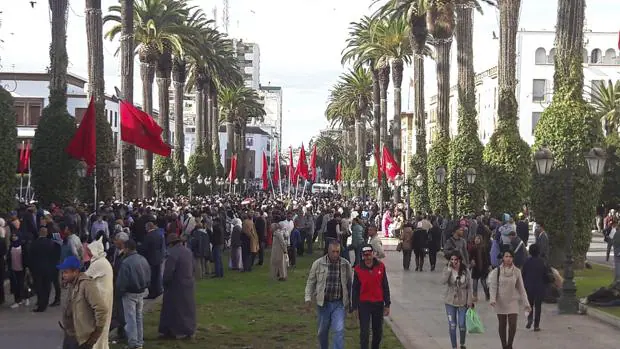 Una multitud espera en las calles de Rabat el paso del rey Mohamed VI, que inauguró ayer la legislatura del nuevo parlamento