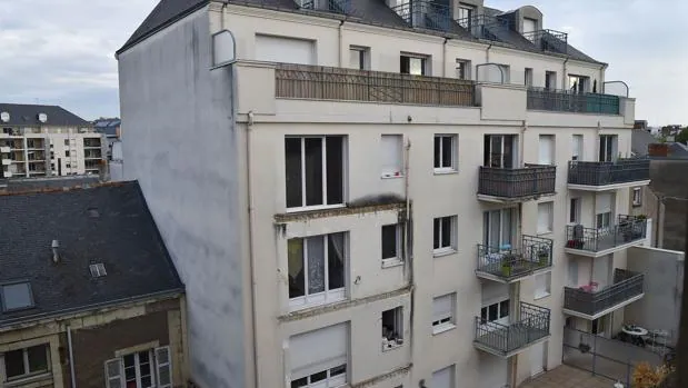 Imagen del edificio en el que se ha derrumbado el balcón en Angers, Francia