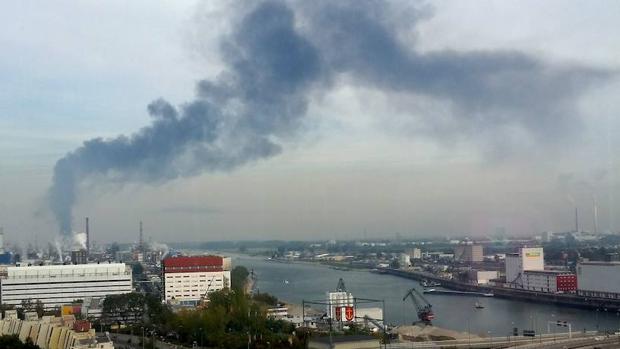 El humo tras la explosión en la planta química de Ludwigshafen
