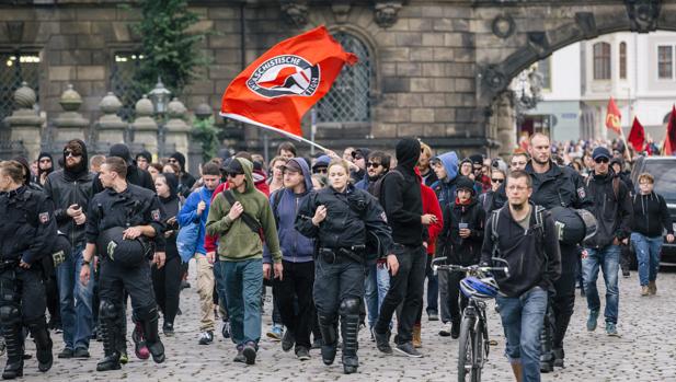 Policías y asistentes a la celebración de Pegida en Dresde