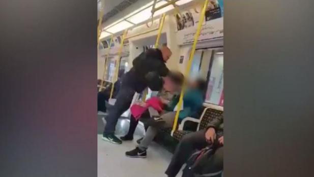 Una mujer española persigue a un agresor racista en el metro de Londres