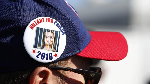 Un simpatizante de Trump con una chapa que reza «Hillary para la prisión»