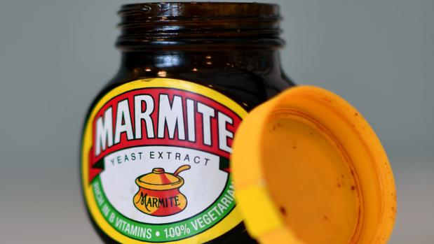 Un tarro de marmite, crema para las tostadas del desayuno favorita de los ingleses, que ha comenzado a escasear en los supermercados