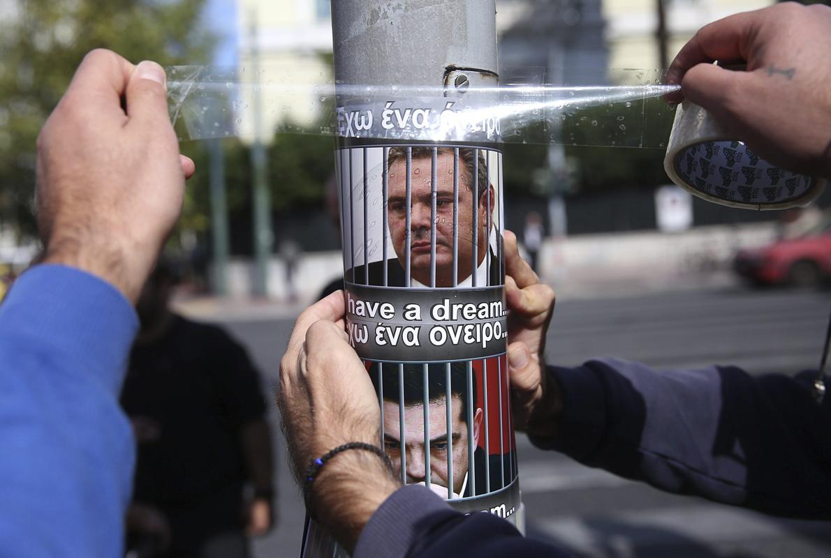 Trabajadores de televisiones privadas protestan ayer ante el Parlamento Griego en Atenas