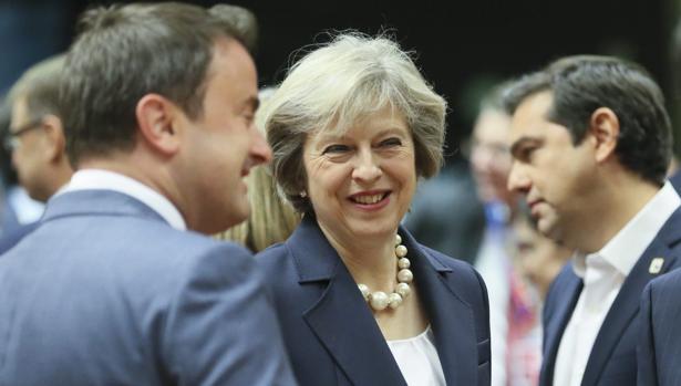 Theresa May, entre Alexis Tsipras (d) y su homólogo luxemburgués, Xavier Bettel (i) , al comienzo de la cumbre de jefes de Estado de la UE, este jueves en Bruselas