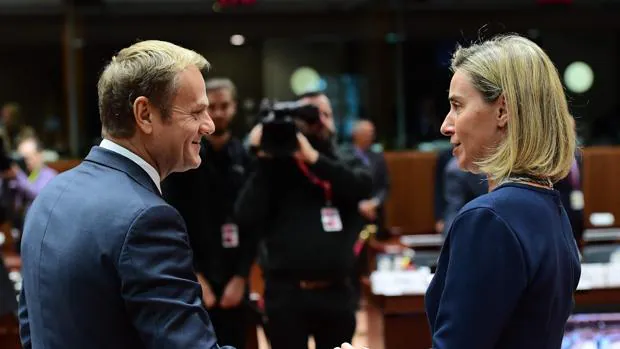 La jefa de la diplomacia europea, Federica Mogherini, y el presidente del Consejo Europeo, Donald Tusk, durante la cumbre europea este viernes en Bruselas