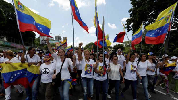 Lilian Tintori (c), una de las opositoras que encabezaron la marcha para exigir el revocatorio, este sábado en Caracas