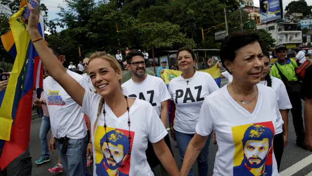 Antonieta Mendoza (d) y Lilian Tintori, madre y esposa de Leopoldo López, durante la protesta de este sábado contra la suspensión del referéndum, en Caracas