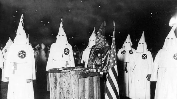 Foto de archivo de antiguos miembros del Ku Klux Klan, junto a la bandera norteamericana
