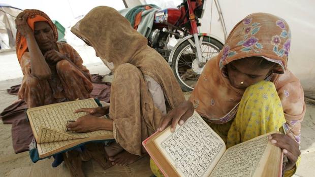 Un grupo de mujeres pakistaníes leen el Corán