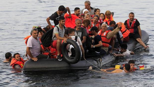 Un grupo de refugiados sirios llega a la isla griega de Lesbos