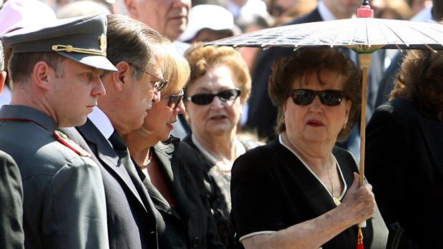 La viuda del exdictador Augusto Pinochet, Lucía Hiriart, durante el entierro de su marido en diciembre de 2006