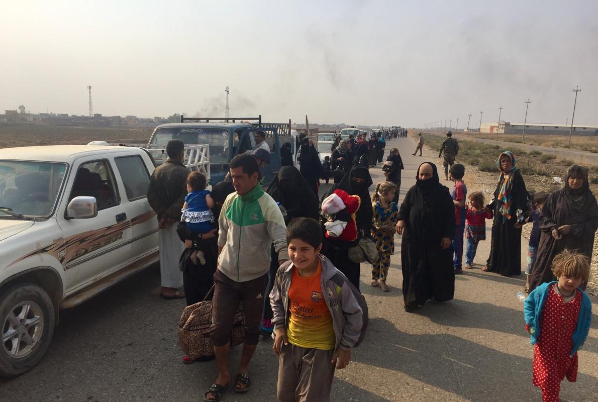 Interminable caravana de vehículos que llegan de la localidad de Topzawa, en el extrarradio de Mosul.