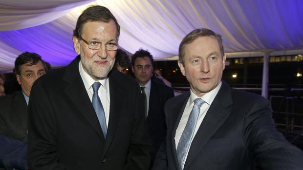 El presidente del Gobierno, Mariano Rajoy (i), con el primer ministro de Irlanda, Enda Kenny (d), en un congreso del Partido Popular Europeo (PPE)