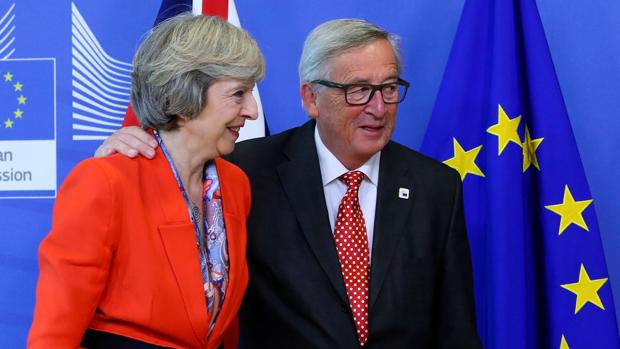 Theresa May y el presidente de la Comisión Europea, en una reicente cumbre en Bruselas