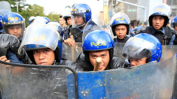 Agentes filipinos en una manifestación contra la presencia de tropas estadounidenses en el país