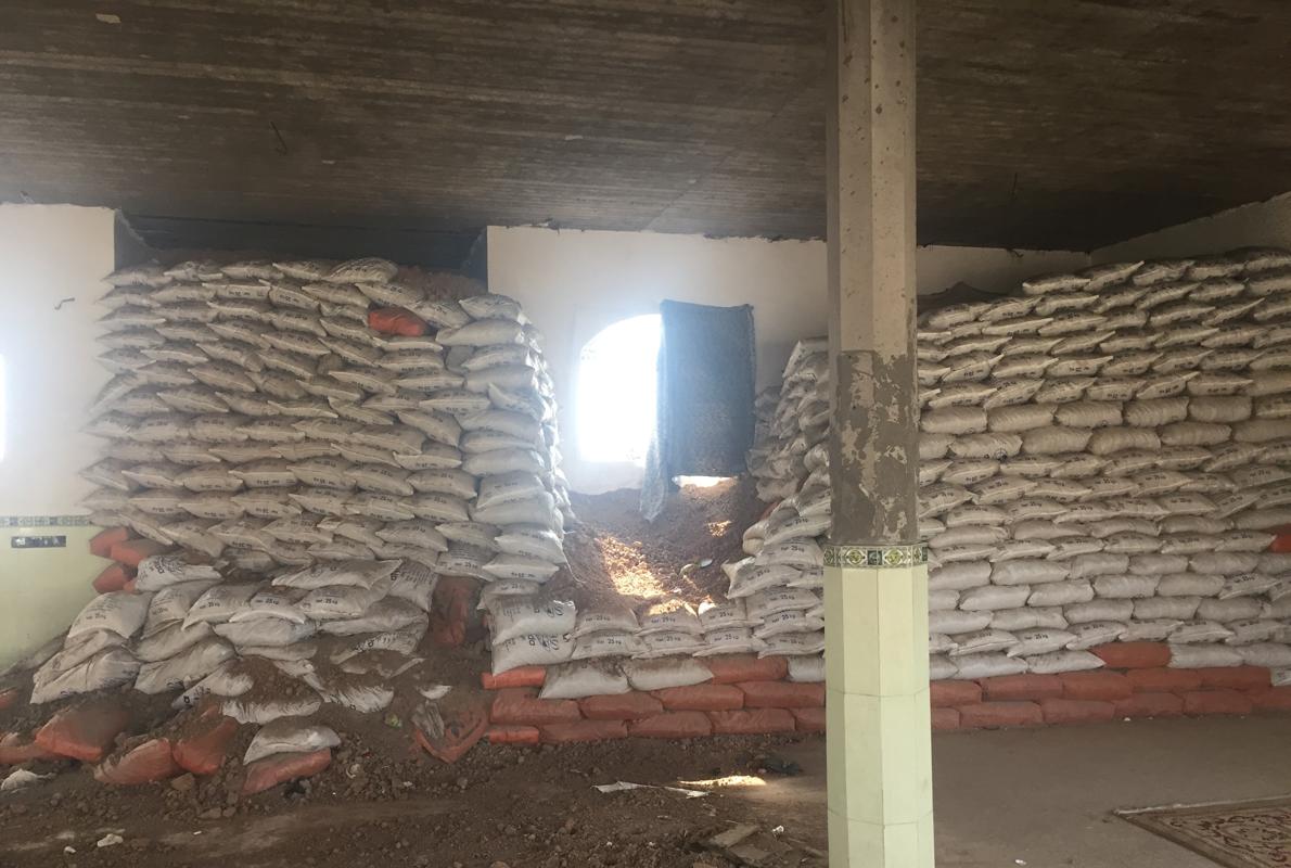 Las ventanas están tapadas con mantas y hay pequeños boquetes abiertos para facilitar el trabajo de los francotiradores.