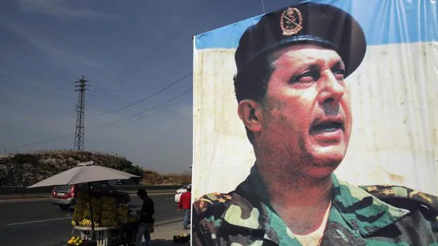 Un cartel con la imagen del general Michel Aoun en una calle de Beirut