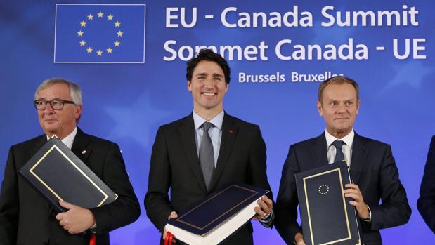 Jean-Claude Juncker, Justin Trudeau y Donald Tusk, en la firma del acuerdo