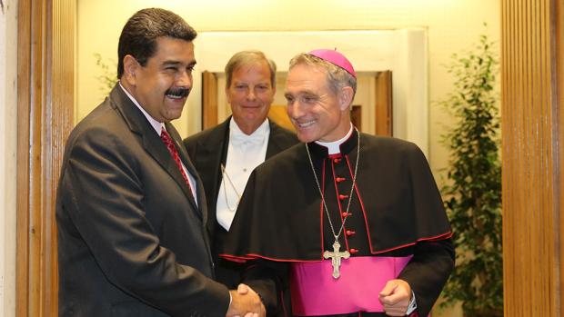 24 de octubre de 2016: el presidente de Venezuela, recibido por el presbítero italiano Guido Marini, en el Vaticano. Este mismo día el Papa recibió en audiencia privada a Nicolás Maduro