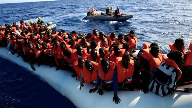 Emigrantes subsaharianos en una precaria embarcación en el Mediterráneo