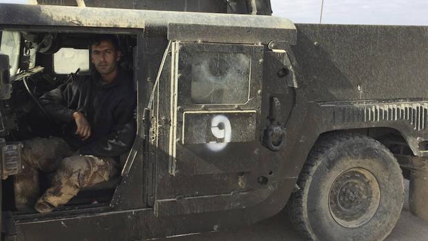 Un soldado iraquí avanza con su vehículo blindado hacia el este de Mosul