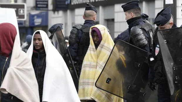 La Policía francesa evacúa el campamento de inmigrantes del norte de París