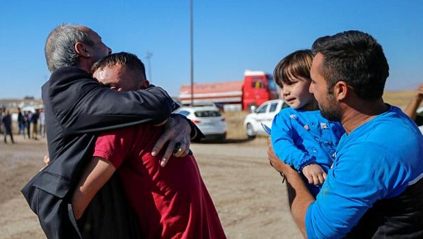 El emotivo momento en el que un abuelo se reúne con su familia tras haber sido separados en Mosul