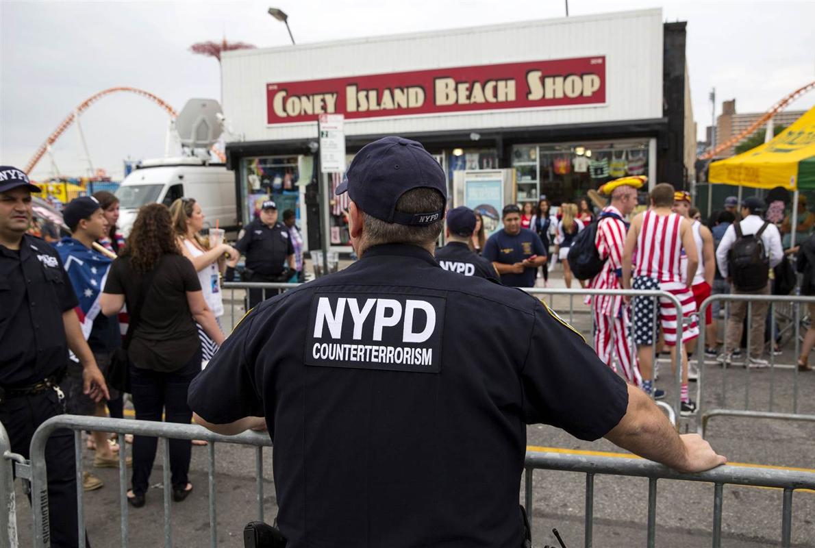 Un oficial de policiía vigila durante la celebración del 4 de julio, en 2015, en la ciudad de Nueva York