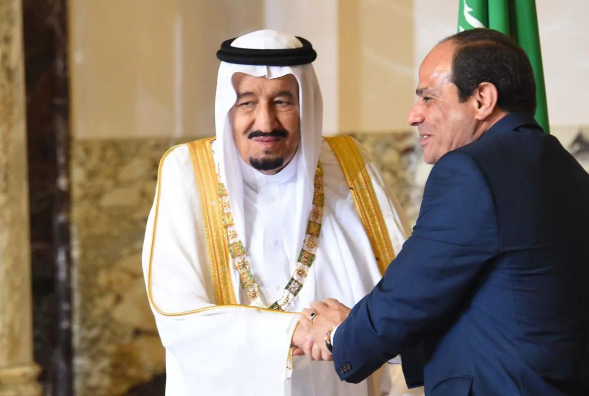 El presidente egipcio Al Sisi saluda al rey saudí Salman en El Cairo