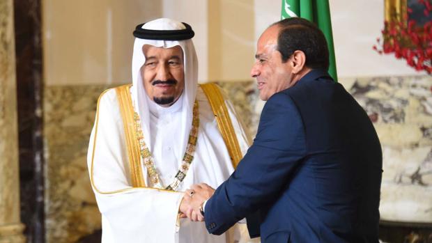 El presidente egipcio Al Sisi saluda al rey saudí Salman en El Cairo