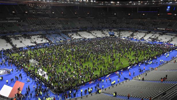 Espectadores del Francia-Alemania del 13N, en el terreno de juego tras las explosiones en los aledaños
