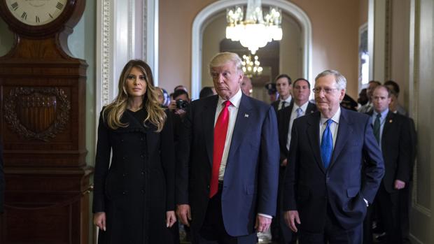 Trump, acompañado de su esposa y varios fieles, a su llegada a la Casa Blanca para reunirse con Obama